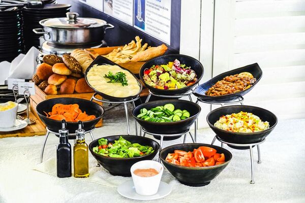 Dubai Marina Dinner Cruise with Drinks & Live Music