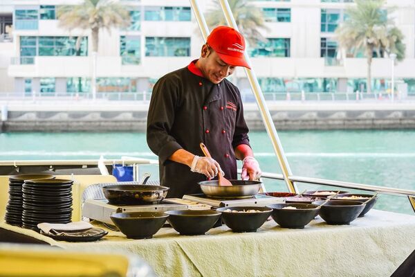 Dubai Marina Dinner Cruise with Drinks & Live Music