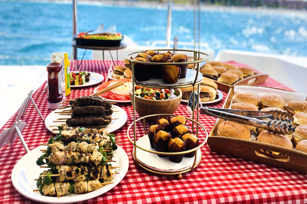 Dubai Marina Yacht Tour with Breakfast or BBQ