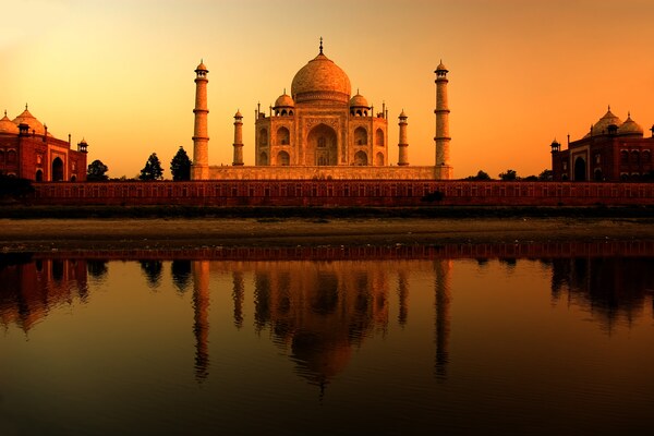 Agra: Taj Mahal Guided Tour with Skip the Line Entry