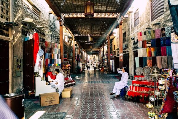 Dubai Guided Old Town Tour with Souks, Tastings & Boat Tour