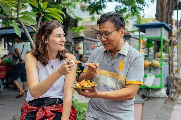 10 Tastings Food Private Singapore Tour with Locals