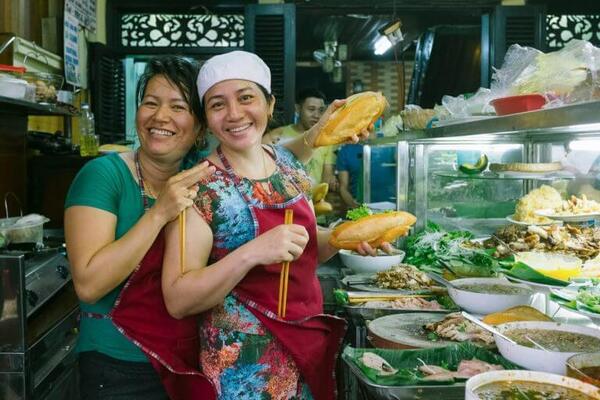 10 Tastings Food Private Singapore Tour with Locals