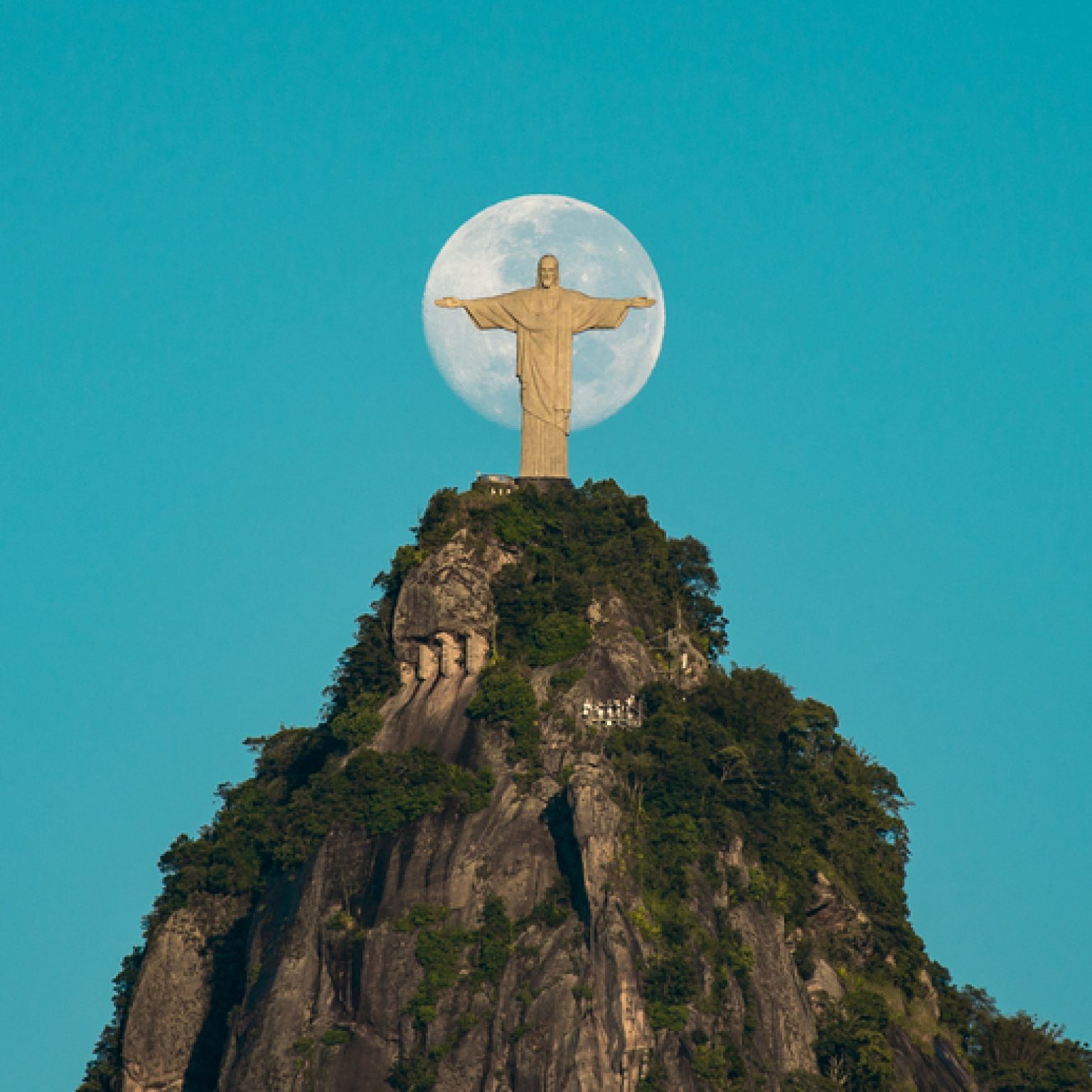 Unique_Moment_with_the_Moon_and_Christ_the_Redeemer_3 (1)